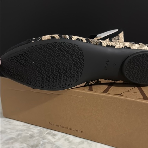 Elegant Vivaia Black and Tan Women's Shoes - Picture 4 of 7